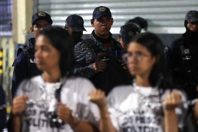Venezuelan police officers guard a demonstration to demand the release of political prisoners outside the Zone 7 prison of the Bolivarian National Police (PNB) in Caracas on January 30, 2026. (Photo by Pedro MATTEY / AFP)