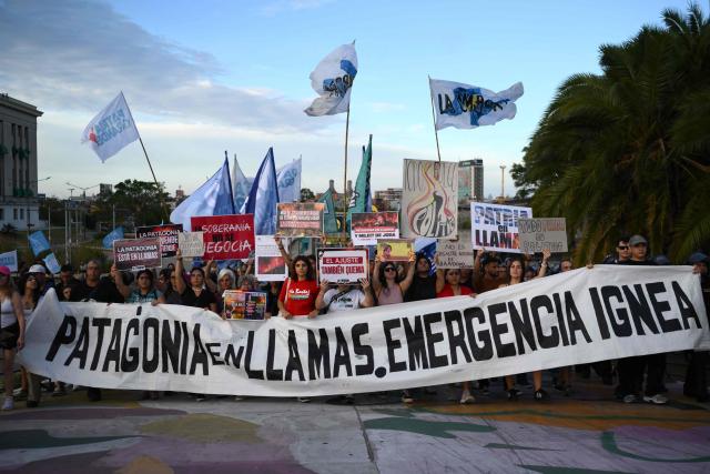 People take part in a protest to demand more help to combat wildfires in Patagonia from Argentina's President Javier Milei government in Buenos Aires on January 30, 2026. Argentina's government on declared an emergency in Patagonia on January 29, 2026, where wildfires have ripped through vast tracts of forest since the start of the Southern Hemisphere summer. (Photo by Luis ROBAYO / AFP)