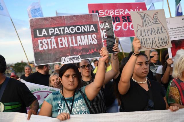 People take part in a protest to demand more help to combat wildfires in Patagonia from Argentina's President Javier Milei government in Buenos Aires on January 30, 2026. Argentina's government on declared an emergency in Patagonia on January 29, 2026, where wildfires have ripped through vast tracts of forest since the start of the Southern Hemisphere summer. (Photo by Luis ROBAYO / AFP)