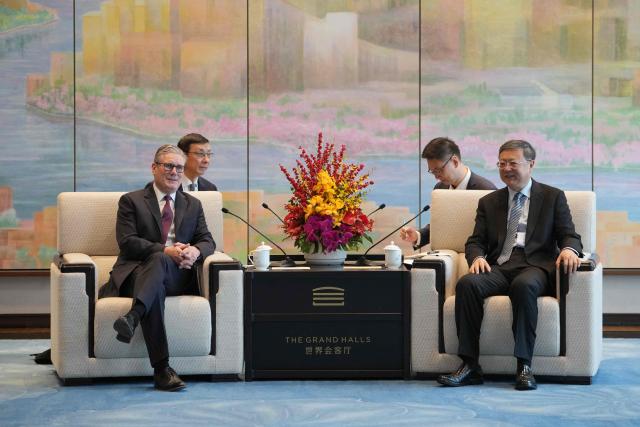 Britain's Prime Minister Keir Starmer (L) talks with Shanghai Party Secretary Chen Jining during a bilateral meeting in Shanghai on January 31, 2026. (Photo by Kin Cheung / POOL / AFP)