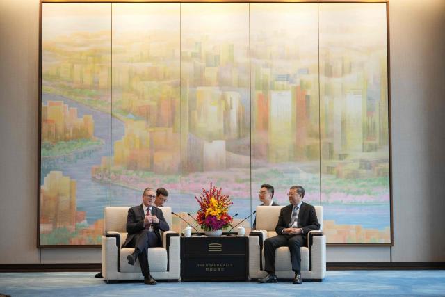 Britain's Prime Minister Keir Starmer (L) talks with Shanghai Party Secretary Chen Jining during a bilateral meeting in Shanghai on January 31, 2026. (Photo by Kin Cheung / POOL / AFP)
