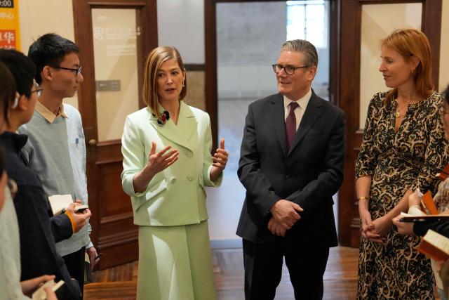 Britain's Prime Minister Keir Starmer and British actor-producer Rosamund Pike meet with Chinese performing arts students at the Design Innovation Institute Shanghai, in Shanghai on January 31, 2026. (Photo by Kin Cheung / POOL / AFP)