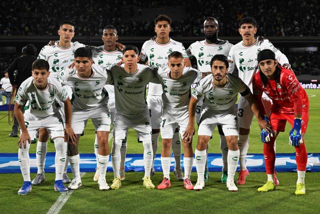 Santos' players pose for a team photo ahead of the Liga MX Clausura match between Pumas and Santos at Olimpico Universitario Stadium in Mexico City on January 30, 2026. (Photo by Carl DE SOUZA / AFP)