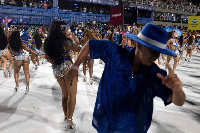 Revelers from the Academicos de Niteroi samba school parade during a technical rehearsal at the Sapucai sambadrome in Rio de Janeiro, Brazil on January 30, 2026. Academicos de Niteroi present an artistic proposal that pays tribute to Brazil's President Luiz Inacio Lula da Silva. (Photo by Pablo PORCIUNCULA / AFP)