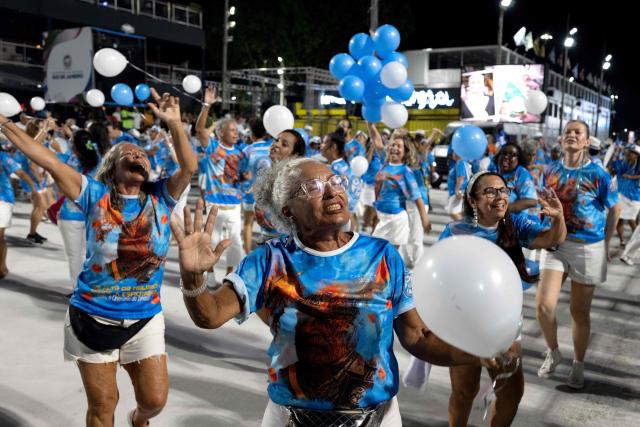 Revelers from the Academicos de Niteroi samba school parade during a technical rehearsal at the Sapucai sambadrome in Rio de Janeiro, Brazil on January 30, 2026. Academicos de Niteroi present an artistic proposal that pays tribute to Brazil's President Luiz Inacio Lula da Silva. (Photo by Pablo PORCIUNCULA / AFP)