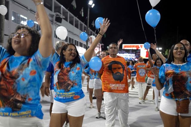 Revelers from the Academicos de Niteroi samba school parade during a technical rehearsal at the Sapucai sambadrome in Rio de Janeiro, Brazil on January 30, 2026. Academicos de Niteroi present an artistic proposal that pays tribute to Brazil's President Luiz Inacio Lula da Silva. (Photo by Pablo PORCIUNCULA / AFP)
