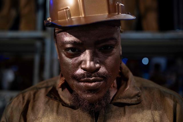 A reveler from the Academicos de Niteroi samba school, characterized as a metalworker, poses for a photo during a technical rehearsal at the Sapucai sambadrome in Rio de Janeiro, Brazil on January 30, 2026. Academicos de Niteroi present an artistic proposal that pays tribute to Brazil's President Luiz Inacio Lula da Silva. (Photo by Pablo PORCIUNCULA / AFP)