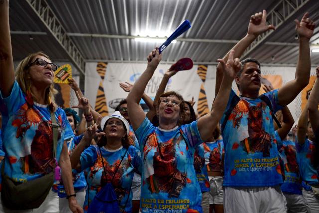 Revelers from the Academicos de Niteroi samba school rehearse in Niteroi, Brazil on January 30, 2026. Academicos de Niteroi present an artistic proposal that pays tribute to Brazil's President Luiz Inacio Lula da Silva. (Photo by Pablo PORCIUNCULA / AFP)