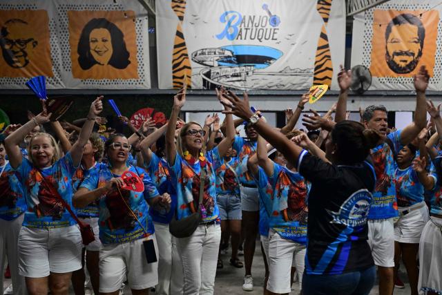 Revelers from the Academicos de Niteroi samba school rehearse in Niteroi, Brazil on January 30, 2026. Academicos de Niteroi present an artistic proposal that pays tribute to Brazil's President Luiz Inacio Lula da Silva. (Photo by Pablo PORCIUNCULA / AFP)