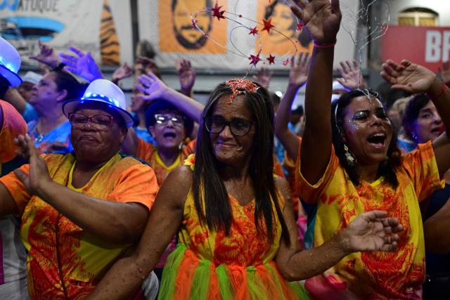 Revelers from the Academicos de Niteroi samba school rehearse in Niteroi, Brazil on January 30, 2026. Academicos de Niteroi present an artistic proposal that pays tribute to Brazil's President Luiz Inacio Lula da Silva. (Photo by Pablo PORCIUNCULA / AFP)