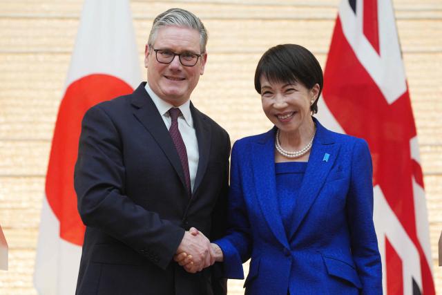 British Prime Minister Keir Starmer (L) and Japanese Prime Minister Sanae Takaichi shake hands after their joint press conference following their bilateral meeting at the Prime Minister's Office in Tokyo on January 31, 2026. (Photo by Carl Court / POOL / AFP)