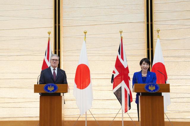 British Prime Minister Keir Starmer (L) and Japanese Prime Minister Sanae Takaichi take part in a joint press conference after their bilateral meeting at the Prime Minister's Office in Tokyo on January 31, 2026. (Photo by Carl Court / POOL / AFP)