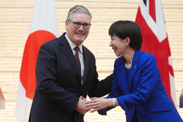British Prime Minister Keir Starmer (L) and Japanese Prime Minister Sanae Takaichi shake hands after their joint press conference following their bilateral meeting at the Prime Minister's Office in Tokyo on January 31, 2026. (Photo by Carl Court / POOL / AFP)