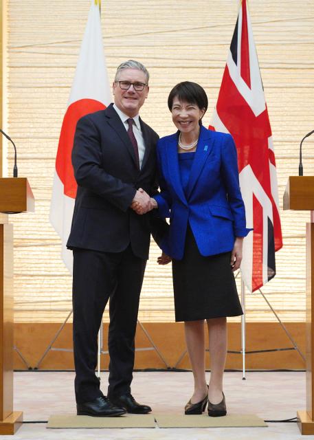 British Prime Minister Keir Starmer (L) and Japanese Prime Minister Sanae Takaichi shake hands after their joint press conference following their bilateral meeting at the Prime Minister's Office in Tokyo on January 31, 2026. (Photo by Carl Court / POOL / AFP)