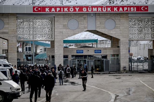 Iranians arrive in Turkey through the Razi-Kapiköy border crossing, north-eastern Turkey in Van, on January 31, 2026. Iranian army chief Amir Hatami on January 31, 2026 warned the United States and Israel against an attack, saying his country's forces were on high alert following Washington's heavy military deployments in the Gulf. He also insisted the Islamic republic's nuclear expertise could not be eliminated, after Trump said he expected Tehran to seek a deal to avoid US strikes. (Photo by Ozan KOSE / AFP)