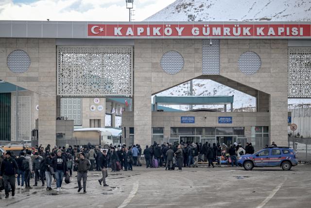 Iranian citizens arrive in Turkey through the Razi-Kapiköy border crossing, north-eastern Turkey on January 31, 2026. Iranian army chief Amir Hatami on January 31, 2026 warned the United States and Israel against an attack, saying his country's forces were on high alert following Washington's heavy military deployments in the Gulf. He also insisted the Islamic republic's nuclear expertise could not be eliminated, after Trump said he expected Tehran to seek a deal to avoid US strikes. (Photo by Ozan KOSE / AFP)