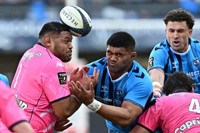 Stade Franзais' Samoan prop Moses Alo-Emile (L) fights for the ball with Montpellier’s Australian hooker Jordan Uelese  during the French Top14 rugby union match between Montpellier Herault Rugby and Stade Francais Paris at the GGL Stadium in Montpellier, southern France on January 31, 2026. (Photo by Gabriel BOUYS / AFP)