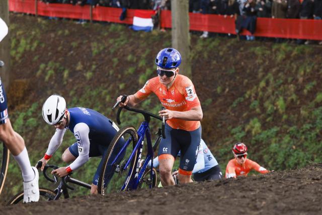 Netherlands' Lucinda Brand (C) competes to victory in the 2026 women's World Cyclocross Championships at Hulst, Zeeland on January 31, 2026.  (Photo by Iris van den Broek / ANP / AFP) / Netherlands OUT