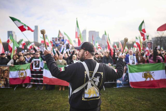 Protesters hold pre-1979 Islamic Revolution Iranian flags during a demonstration in support of the Iranian people in The Hague on January 31, 2026. (Photo by Phil Nijhuis / various sources / AFP) / Netherlands OUT