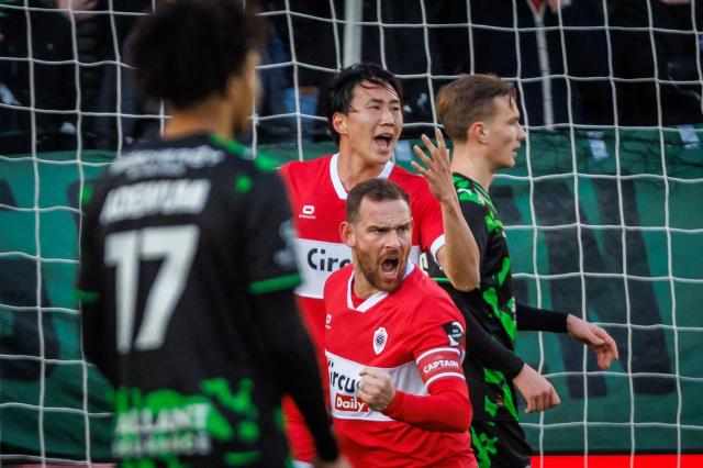 Antwerp’s Yuto Tsunashima (C, up) and Antwerp’s Vincent Janssen react after a goal was disallowed during the Belgian Pro League football match between Cercle Brugge and Royal Antwerp FC at a venue in Bruges on January 31, 2026. (Photo by KURT DESPLENTER / Belga / AFP) / Belgium OUT