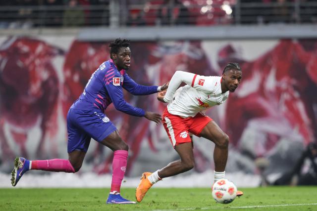 Mainz' German defender #21 Danny da Costa (L) and Leipzig's Dutch midfielder #06 Ezechiel Banzuzi vie for the ball during the German first division Bundesliga football match between RB Leipzig and Mainz 05 in Leipzig, eastern Germany, on January 31, 2026. (Photo by Ronny HARTMANN / AFP) / DFL REGULATIONS PROHIBIT ANY USE OF PHOTOGRAPHS AS IMAGE SEQUENCES AND/OR QUASI-VIDEO