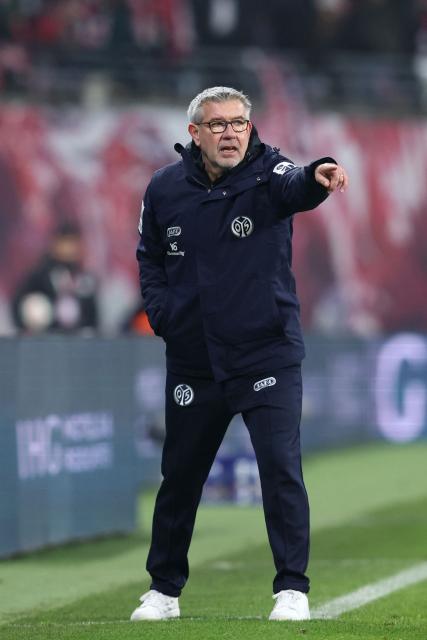 Mainz' Swiss head coach Urs Fischer reacts during the German first division Bundesliga football match between RB Leipzig and Mainz 05 in Leipzig, eastern Germany, on January 31, 2026. (Photo by Ronny HARTMANN / AFP) / DFL REGULATIONS PROHIBIT ANY USE OF PHOTOGRAPHS AS IMAGE SEQUENCES AND/OR QUASI-VIDEO