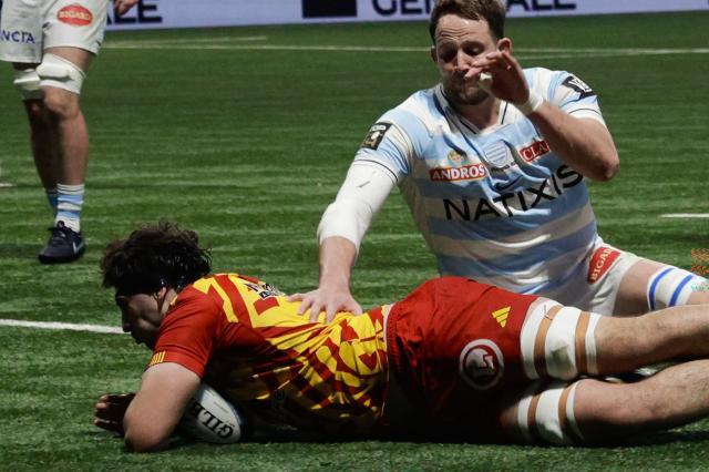 Perpignan's French flanker Max Hicks scores a try during the French Top14 rugby union match between Racing 92 and USA Perpignan at the Paris La Defense Arena in Nanterre, on the outskirts of Paris on January 31, 2026. (Photo by GEOFFROY VAN DER HASSELT / AFP)
