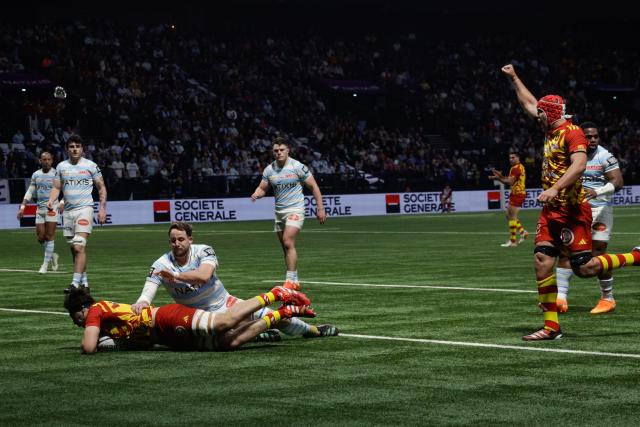 Perpignan's French flanker Max Hicks (L) scores a try during the French Top14 rugby union match between Racing 92 and USA Perpignan at the Paris La Defense Arena in Nanterre, on the outskirts of Paris on January 31, 2026. (Photo by GEOFFROY VAN DER HASSELT / AFP)