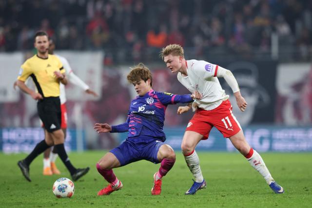Mainz' Japanese midfielder #06 Kaishu Sano (L) and Leipzig's Danish forward #11 Conrad Harder vie for the ball during the German first division Bundesliga football match between RB Leipzig and Mainz 05 in Leipzig, eastern Germany, on January 31, 2026. (Photo by Ronny HARTMANN / AFP) / DFL REGULATIONS PROHIBIT ANY USE OF PHOTOGRAPHS AS IMAGE SEQUENCES AND/OR QUASI-VIDEO