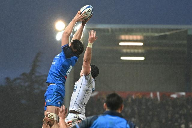 Castres' French lock  Gauthier Maravat catches the ball from a line-out  during the French Top 14 rugby union match between Castres Olympique and ASM Clermont Auvergne at Stade Pierre Fabre in Castres, southern France on January 31, 2026. (Photo by Matthieu RONDEL / AFP)