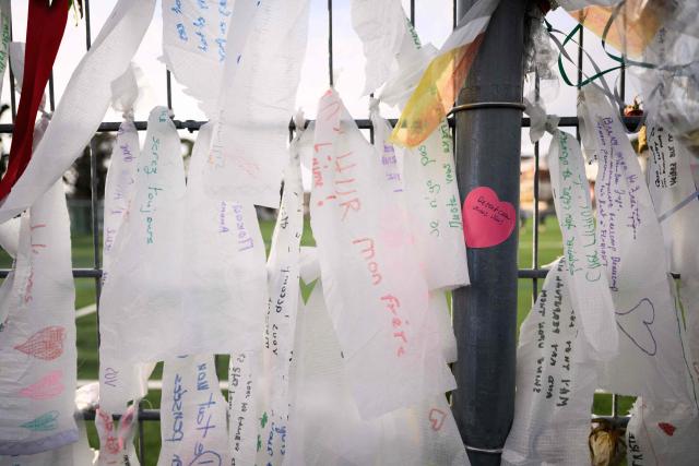 This photograph shows handwritten messages displayed near to the silent march organized in memory of some of the victims of the Crans Montana deadly New Year's Eve fire, in Lutry, near Lausanne, on January 31, 2026. The fire on January 1 at the bar "Le Constellation" left 40 people dead -- including nine French and six Italian nationals -- and injured 116 others, most of them teenagers. (Photo by Harold CUNNINGHAM / AFP)