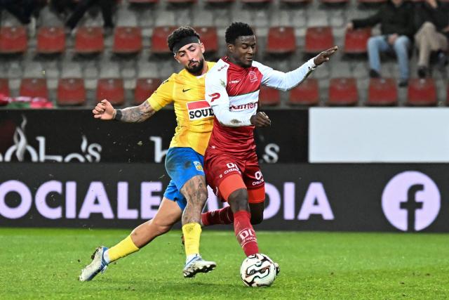 Westerlo's Iranian forward Allahyar Sayyadmanesh (L) and Waregem's Haitian defender Wilguens Paugain fight for the ball during the Belgian Proleague first division football match between SV Zulte Waregem and KVC Westerlo in Waregem on January 31, 2026, on day 23 of the 2025-2026 season. (Photo by MAARTEN STRAETEMANS / Belga / AFP) / Belgium OUT