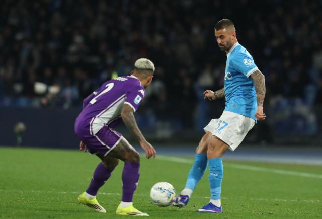 Napoli's Italian defender #37 Leonardo Spinazzola fights for the ball with Fiorentina's Brazilian defender #2 Dodo during the Italian Serie A football match between SSC Napoli and ACF Fiorentina at the Diego Armando Maradona Stadium in Naples on January 31, 2026. (Photo by CARLO HERMANN / AFP)