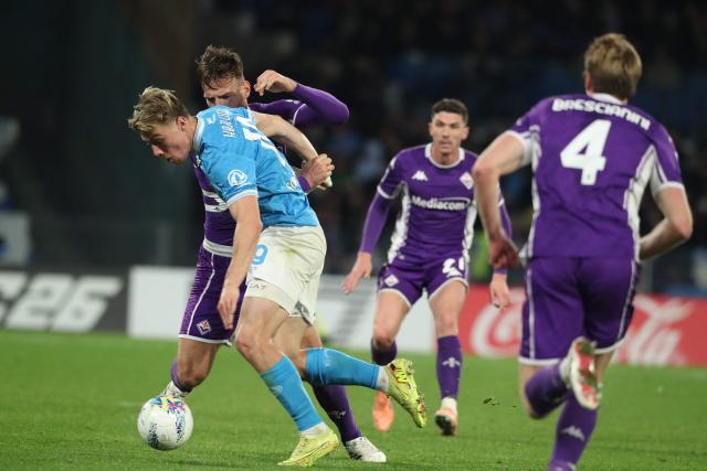Napoli's Danish forward #19 Rasmus Hojlund (L) fights for the ball with Fiorentina's Icelandic forward #10 Albert Guomundsson during the Italian Serie A football match between SSC Napoli and ACF Fiorentina at the Diego Armando Maradona Stadium in Naples on January 31, 2026. (Photo by CARLO HERMANN / AFP)