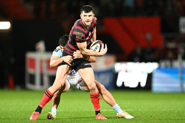 Toulouse's Scottish full back Blair Kinghorn (R) is tackled by Bayonne's French centre Guillaume Martocq during the French Top14 rugby union match between Stade Toulousain Rugby (Toulouse) and Aviron Bayonnais (Bayonne) at the Ernest-Wallon stadium in Toulouse, south-western France on January 31, 2026. (Photo by Lionel BONAVENTURE / AFP)