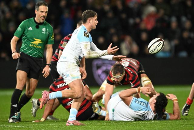 Bayonne's French wing Arnaud Erbinartegaray passes the ball during the French Top14 rugby union match between Stade Toulousain Rugby (Toulouse) and Aviron Bayonnais (Bayonne) at the Ernest-Wallon stadium in Toulouse, south-western France on January 31, 2026. (Photo by Lionel BONAVENTURE / AFP)