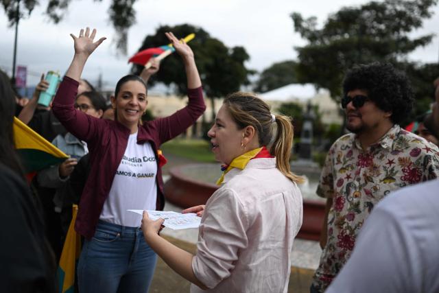 Costa Rica's presidential candidate of the Citizen Agenda Coalition and former first lady, Claudia Dobles (C), speaks with supporters during a gathering in San Jose on January 31, 2026, the day before the presidential election. (Photo by MARVIN RECINOS / AFP)