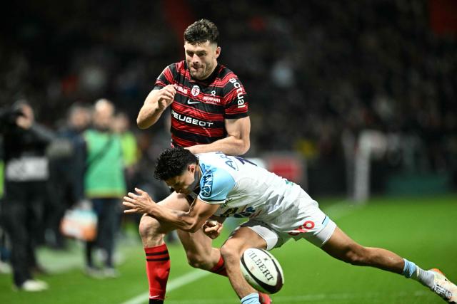 Toulouse's Scottish full back Blair Kinghorn (top) fights for the ball with Bayonne's French full-back Yohan Orabe during the French Top14 rugby union match between Stade Toulousain Rugby (Toulouse) and Aviron Bayonnais (Bayonne) at the Ernest-Wallon stadium in Toulouse, south-western France on January 31, 2026. (Photo by Lionel BONAVENTURE / AFP)