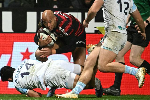 Toulouse's French centre Teddy Thomas (C) is tackled by Bayonne's French full-back Tom Spring (L) during the French Top14 rugby union match between Stade Toulousain Rugby (Toulouse) and Aviron Bayonnais (Bayonne) at the Ernest-Wallon stadium in Toulouse, south-western France on January 31, 2026. (Photo by Lionel BONAVENTURE / AFP)