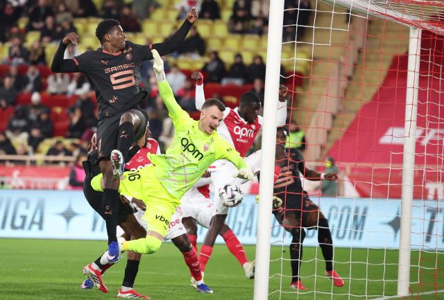 Rennes' Swiss forward #07 Breel Embolo (L) fights for the ball with Monaco's Swiss goalkeeper #16 Philipp Kohn (R) during the French L1 football match between AS Monaco and Stade Rennais FC at the Louis II Stadium (Stade Louis II) in the Principality of Monaco on January 31, 2026. (Photo by Valery HACHE / AFP)