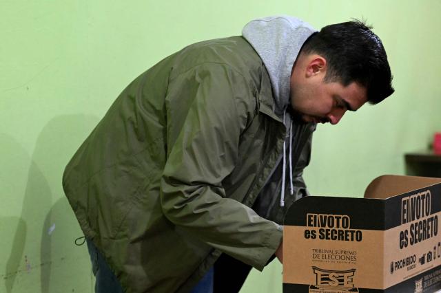 A man votes at a polling station during the presidential election in San Jose on February 1, 2026. Costa Rica, a beacon of stability in Central America that is battling a surge in violence related to drug trafficking, goes to the polls on February 1 in elections that are expected to bring a tough-on-crime right-winger to power. (Photo by Marvin RECINOS / AFP)