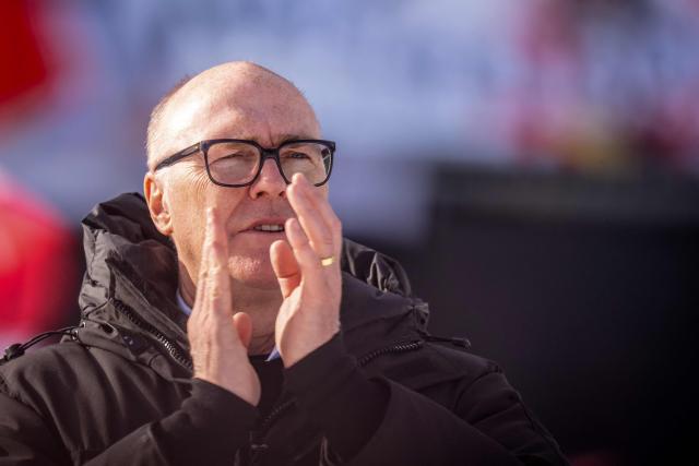 Swiss Federal Councillor Martin Pfister applauds during a tribute ceremony to the victims of the Crans Montana deadly New Year's Eve fire at the bar Le Constellation, at the end of the men's downhill race part of the FIS Alpine Ski World Cup 2025-2026, in Crans Montana, Switzerland, on February 1, 2026. A teenager injured in a New year's fire that engulfed a bar in a Swiss ski resort has died in hospital, taking the death toll from the disaster to 41, the local public prosecutor announced February 1, 2026. (Photo by Maxime Schmid / AFP)