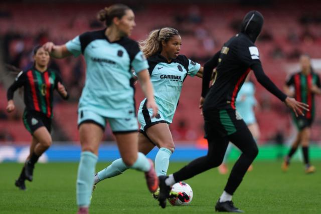 Gotham City's US forward #23 Margaret Purce runs with the ball during the FIFA Women's Champions Cup third place play off football match between ASFAR (Association Sportive des Forces Armees Royales - Royal Army Club) and Gotham FC at the Emirates Stadium in London on February 1, 2026. (Photo by Adrian Dennis / AFP)