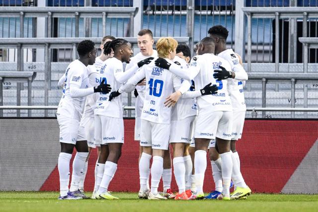 KRC Genk's Belgian midfielder #38 Daan Heymans (C) celebrates with teammates after scoring a goal during the Belgian Pro League football match between FCV Dender EH and KRC Genk in Denderleeuw on February 1, 2026. (Photo by Tom Goyvaerts / Belga / AFP) / Belgium OUT