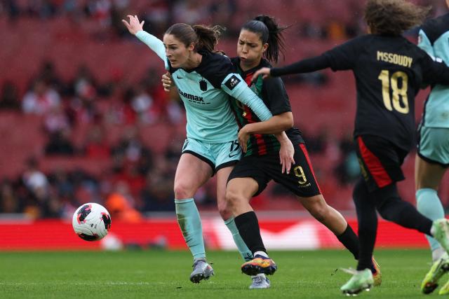 Gotham City's US defender #15 Tierna Davidson (L) vies with ASFAR's Moroccan forward #09 Safa Banouk (R) during the FIFA Women's Champions Cup third place play off football match between ASFAR (Association Sportive des Forces Armees Royales - Royal Army Club) and Gotham FC at the Emirates Stadium in London on February 1, 2026. (Photo by Adrian Dennis / AFP)