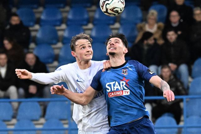KRC Genk’s Matte Smets (L) fights for the ball with FCV Dender EH’s David Toshevski (R) during the Belgian Pro League football match between FCV Dender EH and KRC Genk in Denderleeuw on February 1, 2026. (Photo by MAARTEN STRAETEMANS / Belga / AFP) / Belgium OUT