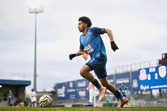 Dender's Malcolm Viltard runs with the ball during the Belgian Pro League football match between FCV Dender EH and KRC Genk in Denderleeuw on February 1, 2026. (Photo by MAARTEN STRAETEMANS / Belga / AFP) / Belgium OUT