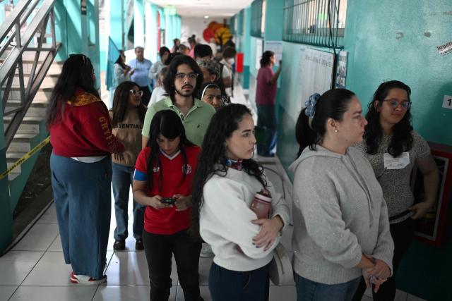People queue to vote at a polling station during the presidential election in San Jose on February 1, 2026. Costa Rica, a beacon of stability in Central America that is battling a surge in violence related to drug trafficking, opened its polls on February 1 for elections that are expected to bring a tough-on-crime right-winger to power. (Photo by MARVIN RECINOS / AFP)