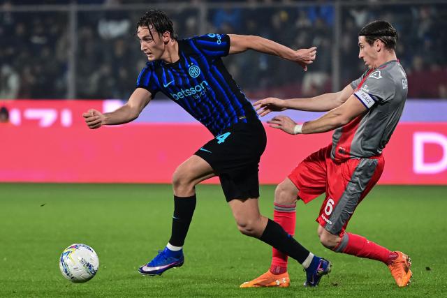 Inter Milan's Italian forward #94 Pio Esposito (L) fights for the ball with Cremonese's Italian defender #06 Federico Baschirotto during the Italian Serie A football match between US Cremonese and Inter Milan at the Giovanni Zini Stadium in Cremona, northern Italy, on February 1, 2026. (Photo by Piero CRUCIATTI / AFP)