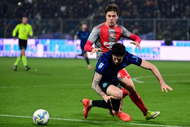 Cremonese's Italian midfielder #07 Alessio Zerbin (L) fights for the ball with Inter Milan's Italian defender #95 Alessandro Bastoni during the Italian Serie A football match between US Cremonese and Inter Milan at the Giovanni Zini Stadium in Cremona, northern Italy, on February 1, 2026. (Photo by Piero CRUCIATTI / AFP)